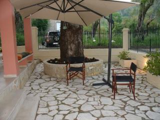 Enchanting Ipsos Haven 3 Bedrooms Villa Magia Al Fresco Dining Steps From The Beach - Ýpsos - 8