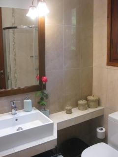 Enchanting Ipsos Haven 3 Bedrooms Villa Magia Al Fresco Dining Steps From The Beach - Ýpsos - 2