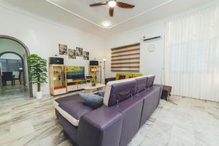 Batu Pahat Sri Jaya Villa 4BR 18pax w Pool table by Our Stay - Batu Pahat - 0