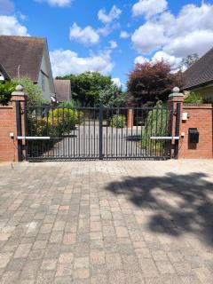 The Lake House Bungalow - Havering - 1