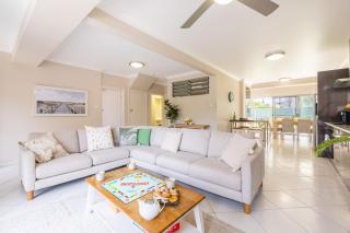 Magnolias, 6 Marine Dr - air con, linen and Wi-Fi - Fingal Bay - 3