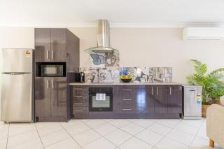 Magnolias, 6 Marine Dr - air con, linen and Wi-Fi - Fingal Bay - 1