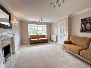 Large 4 Double Bed Exec House - Romford - 0