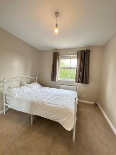 Large 4 Double Bed Exec House - Romford - 9