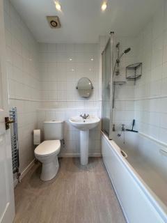 Large 4 Double Bed Exec House - Romford - 8