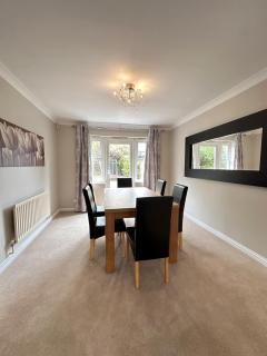 Large 4 Double Bed Exec House - Romford - 7