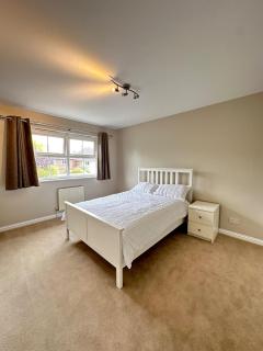 Large 4 Double Bed Exec House - Romford - 6