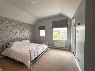Large 4 Double Bed Exec House - Romford - 5