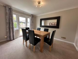 Large 4 Double Bed Exec House - Romford - 4