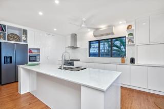 Seascape Luxury Beachfront House - Clifton Beach - 6