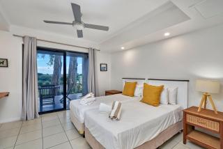 Seascape Luxury Beachfront House - Clifton Beach - 4