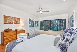 Seascape Luxury Beachfront House - Clifton Beach - 2