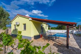 Villa Roža, a beautiful villa with pool close to the beach - Krmed - 5