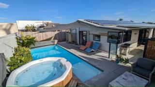 3 bedroom home with Spa and Pool close to beach - Mount Maunganui - 0