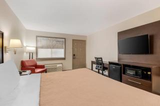 Quality Inn & Suites I-10 near Fiesta Texas - San Antonio - 4