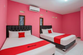 RedDoorz at Banana Boat Santolo Garut - 9