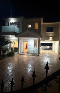 Margarita Luxury 3 Bed & Pool - Dherinia - 8
