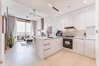 Sky Level 1BR with Lake View and City Glimpse, Close Proximity to Community Park, Binghatti Onyx, Jumeirah Village Circle by Deluxe Holiday Homes - 4