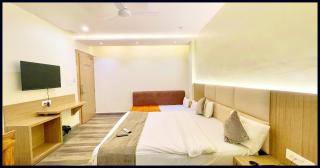 HOTEL P R ! Ujjain, Near Shri Mahakaleshwar Jyotirlinga Temple - Lift & Parking Facilities - Fully Air Conditioned And Spacious Room - Best Hotel In Ujjain - Ujjain - 1