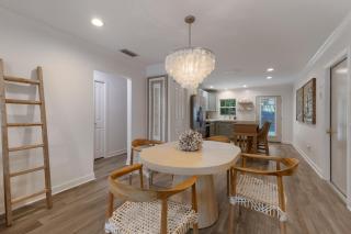 Cozy Cabana East - Gorgeously Renovated wHeated Pool Beach Gear Walk to Beach - Anna Maria - 3