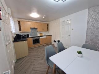 Spacious 4Bedroom Home Sleeps 7 with 2 Full Baths - Gateshead - 5