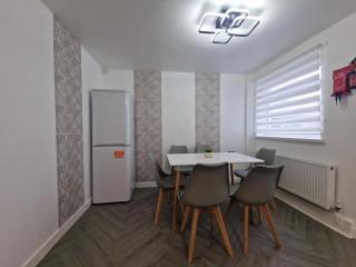 Spacious 4Bedroom Home Sleeps 7 with 2 Full Baths - Gateshead - 7