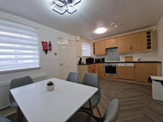 Spacious 4Bedroom Home Sleeps 7 with 2 Full Baths - Gateshead - 3