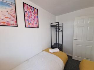 Spacious 4Bedroom Home Sleeps 7 with 2 Full Baths - Gateshead - 2