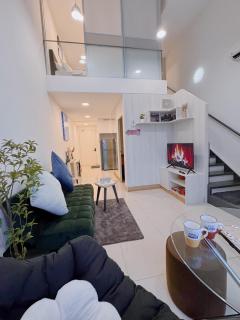 Scenic High-Floor Condo Near MRT, Mall & Pool - 9