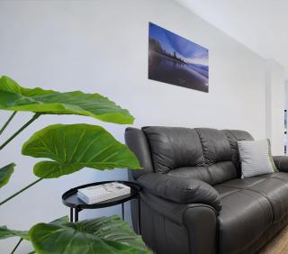 Leafy Corner - Simple Stay near Brisbane River and CBD - 4