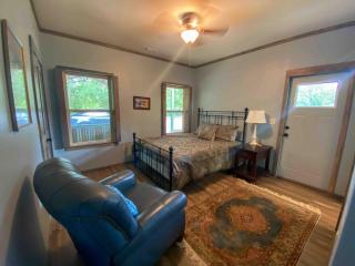 5 Star, scenic and private, 3 br 3 Ranch Experience - - 3