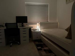 Spacious & Breezy Room - Dinnington - 0