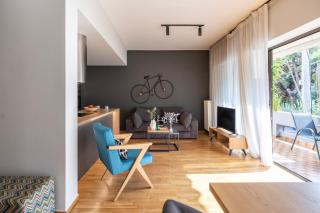 Spacious 3-Bedroom Getaway with Balcony in Glyfada - Athen - 0