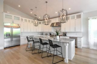 Sea La Vie Beach House - Luxurious 4BR Home W Pool Spa Dock Canal Access on Anna Maria Island - Anna Maria - 6