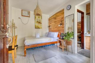 Central Cozy Bungalow 1 with AC and WIFI 5 min to Beach - General Luna - 4