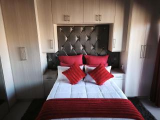The Log Cabin Apartments Hotel - Standerton - 4