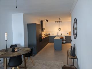 Completely renovated large apt, amazing sea views - 5