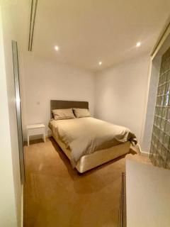 Stunning 2 bed 2 bath Harrods - 1