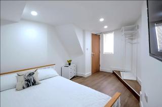 Spacious & Modern 4-bed home - TV in every bedroom - Swansea - 4
