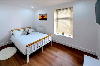 Spacious & Modern 4-bed home - TV in every bedroom - Swansea - 7