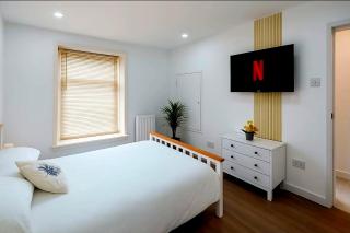 Spacious & Modern 4-bed home - TV in every bedroom - Swansea - 6