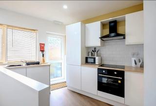 Spacious & Modern 4-bed home - TV in every bedroom - Swansea - 8