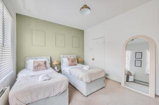 Lutterworth House - Prime Location - Free Parking, Pool Table, Fast WiFi and Smart TV by Yoko Property - 9