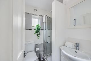 Lutterworth House - Prime Location - Free Parking, Pool Table, Fast WiFi and Smart TV by Yoko Property - Northampton - 6