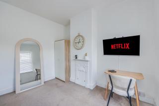 Lutterworth House - Prime Location - Free Parking, Pool Table, Fast WiFi and Smart TV by Yoko Property - 7