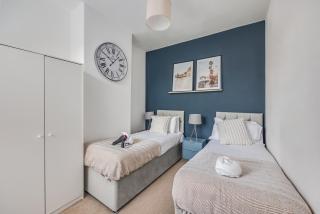 Lutterworth House - Prime Location - Free Parking, Pool Table, Fast WiFi and Smart TV by Yoko Property - Northampton - 4