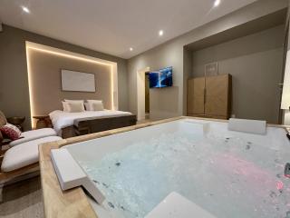 AMMG Tour Marina – Suites Signature | Vue Mer Panoramique, Jacuzzi & Design - Calais - 0