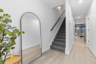 Modern 3BR Townhouse Near Adelaide CBD Workspace & Parking - 5