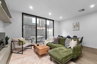 Modern 3 Bedroom Townhouse Near Adelaide with Workspace and Parking - 9