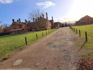 Luxury 2 Bedroom Norfolk Retreat-Private Hot Tub - Cawston - 6